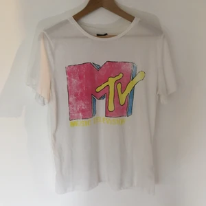  - tisha med 80/90-talstryck. väldigt mjukt och skönt material. hämtas i sthlm eller skickas om du betalar frakt. säljer massor (kmr mycket nytt i dagarna), mängdrabatt finnes! 