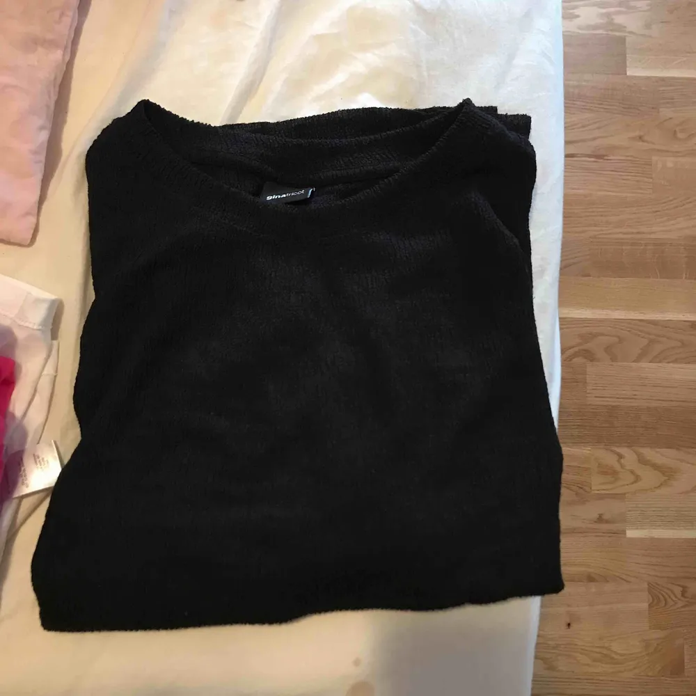 Ribbad svart T-shirt från Gina.. Skjortor.