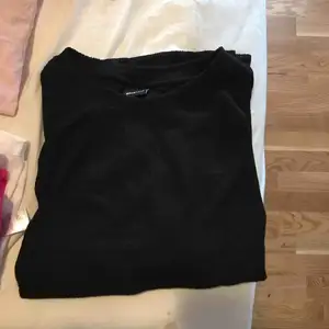 Ribbad svart T-shirt från Gina.
