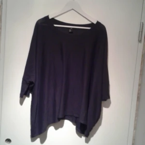  - Svart poncho (pingvin ärm) med trekvartsärm från H&M, aldrig använd. Bara testad och är verkligen den mjukaste och finaste plagget man kan ha hemma! Pris 80kr, frakt inräknat! Betalas med swish🎉