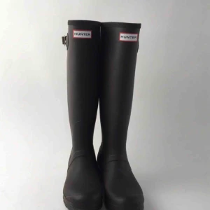  - Brunsvarta matta hunters, använda 1 gång utomhus så dom är i nyskick. Storlek 35/36. Kan frakta 