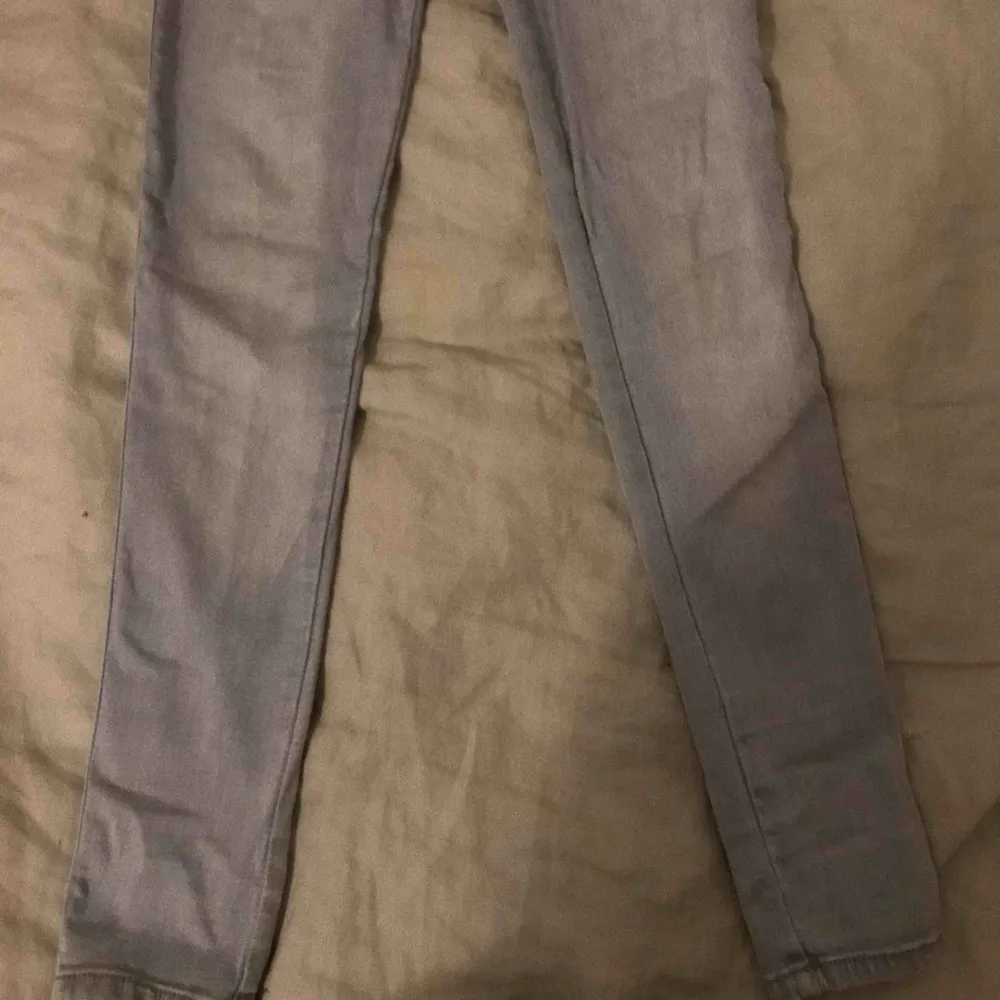 Pull&bear gråa skinny jeans! . Jeans & Byxor.