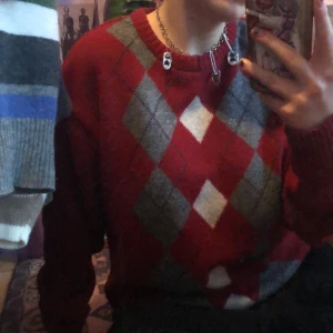 Röd tröja - ❌INTRESSEKOLL BUDA I KOMMENTARERNA START BUD PÅ 70kr❌ Trendig röd rutig tröja, smått noppig inte alls mycket dock :) Funderar på att sälja pga kommer inte längre till användning <3