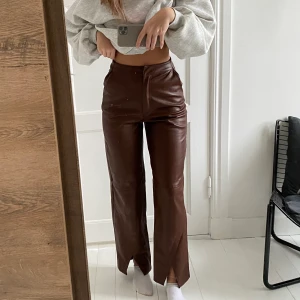 Bruna vida läderbyxor NAKD - Bruna snygga vida läderbyxor från NAKD, säljer då de jag tycker de är lite för korta för mig som är 170cm🤍🤎 250+frakt, nypris är 549kr o alla storlekar är slutsålda!