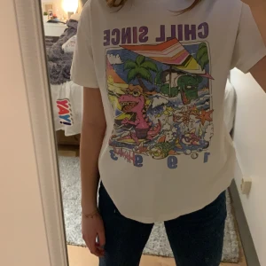 Brandy T-shirt - Jättefin t-shirt från brandy melville! Använd men inte så det syns. One size men skulle säga typ S beroende på hur man vill att den ska sitta💕 frakt tillkommer