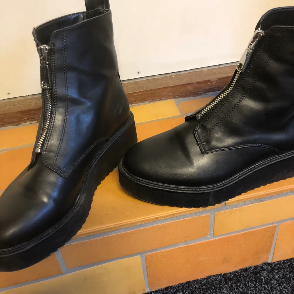 Svarta läderimitation boots med dragkedja fram och med lite platå sula. Använd ett fåtal gånger så de är i nyskick!. Skor.