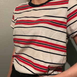 Randig t-shirt - Randig t-shirt, strl M men passar även XS-S neroende på önskad passform. Köpare står för frakt