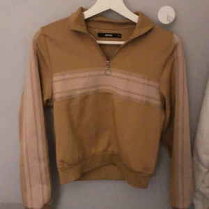 Brun zip up - Brun tröja från bikbok 