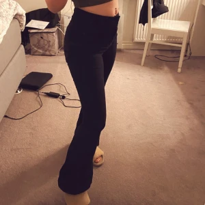 Gina bootcut jeans  - Svarta bootcut jeans i ginas petite modell! Så stretchiga och sköna och matchar med allting 🥰