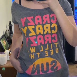 T-shirt  - Jätte bekväm tröja som tyvärr inte används längre. I st. S men funkar även för M. Den är tunn och luftig så helt perfekt för en varm sommardag😌🤌🏼 