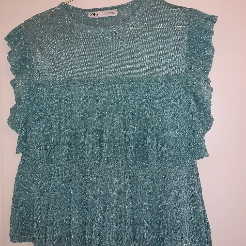 Suuuperfin turkos glittrig tröja från Zara i storlek S! ✨💓 Använd cirka 2-3 ggr och är i jättebra skick, gratis frakt!💕 SÅLD! 💘. Blusar.