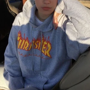 Thrasher hoodie - de två första bilderna är lånade, sista är min. Säljer min gråa thrasher hoodie i storlek S då den inte RITNIGT är min stil längre, knappt använd. Kom priv för bilder  HÖGSTA BUD JUST NU: 350    BUDGIVNINGEN SLUTAR PÅ SÖNDAG står inte för frakten