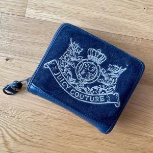 Juicy Couture plånbok - Säljer en blå Juicy Couture plånbok! Fint skick. Lägg gärna bud!