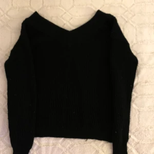 Stickad  - En stickad V ringad tröja, jättefin! Säljer på grund av att jag inte använder den💛