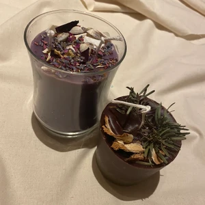 Earth candles - Handgjorda ljus inspirerade av naturen🕯 Det lila ljuset doftar av rosor och vanilj, samt glittrar fint när det tänds! Det bruna ljuset doftar kaffe med en hint av skog. De säljs separat✨ Lila kostar 99kr och det bruna kostar 69kr. Båda har en lång brinntid!!!