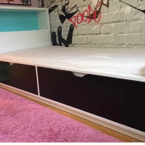 Ikea sängar  - Hej jag tycker det är dags att sälja våran Ikea sängar då vi köpt nya sängar och dom blivit irrelevanta. Istället för att bara vara inlåsta och samla damm tänkte jag att dom kunde hitta någon ny ägare som kunde hitta dom mer använd bara än mig. Det är två sängar men den ena kommer med en byrå bakom som är i grön färg där man kan förvara saker.   Priser  Den ena utan byrån kostar 500kr medan med den andra med byrån kostar 800kr. 