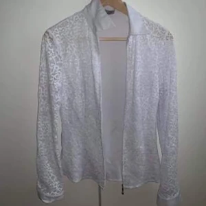 Vit spets skjorta  - Skjorta med dragkedja, aldrig använd 