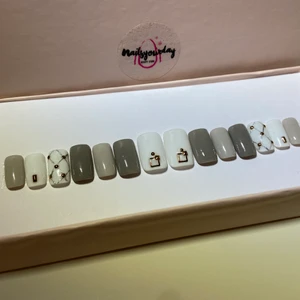 Lösnaglar gel - Lösnaglar gel ingår med nagelfil, Alkoholservett och lim.