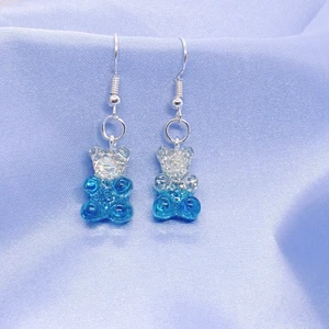 Gummi björn örhängen  - Gummi björn nickelfritt örhänge, 35kr/par, finns silver & blå(första bilden), rosa & lila (bild 2), lila & blå ( bild 3). Frakt 13kr. Skicka alltid bild på paketet innan jag posta. Ta emot swish. 