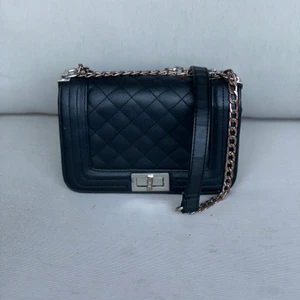 Svart crossbody väska - 90kr