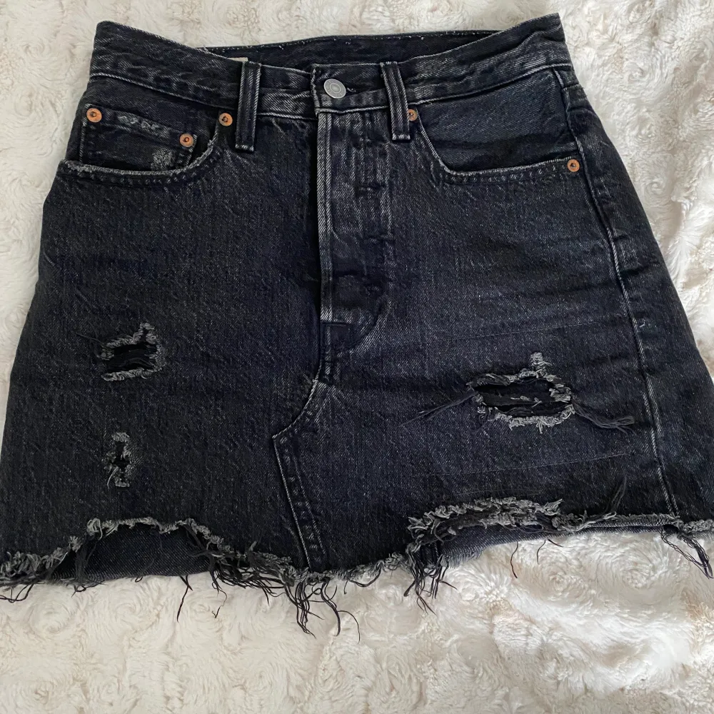 Svart levis jeanskjol med slitningar str 24 (xs)  jag är 163 och har storlek S och den är lite för liten för mig. Kjolar.