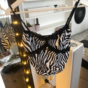 zebra linne - zebra linne från shein 🦓 helt nytt och oanvänt. storlek s. budet ligger på 150 ink frakt, buda privat 🤎