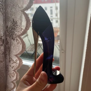 Carolina Herrera ”Good girl” EdP - ***GRATIS FRAKT*** Nästan full!!! Lovar att packa den varsamt inlindad i papper osv. Nypris: 650kr Ditt pris: 350