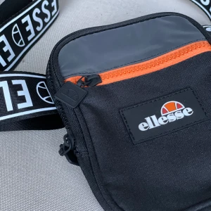 Ellesse väska - köpt från madlady för 250kr aldrig använd