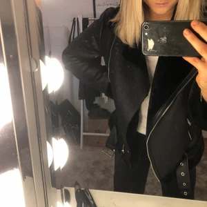 Trendig vinterjacka  - Jätte fin svart vinter jacka köpt på Zalando, använd 2 gånger och är i ett jätte fint skick, säljer pågrund av att den inte kom till användning, storlek S, Ordinarie pris 900kr (jag står inte för postens slarv) kan sänka priset vid snabb affär, bugdgivning i kommentarerna om fler är intresserade
