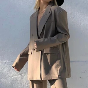 Oversize kavaj - Kavaj från Na-kd i oversize modell. Axelvaddarna är uttagna men kavajen är aldrig använd.