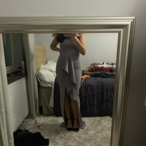 Lila balklänning  - Lila balklänning från fashinnova. Aldrig använd, som ny. Plagget passsr mig som är 155cm och normalt bär storlek S eller 36. Klänningen är stretchig i materialet, skulle därför säga att den passar XS-M. Den går ner i marken med klackar på. Köparen står för frakten, jag kan även mötas upp i Stockholm/ Sundbyberg. 