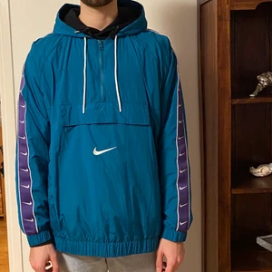 Nike jacka - Vindjacka från Nike, funkar bra att åka skidor i. Använd en gång✌🏽🪐