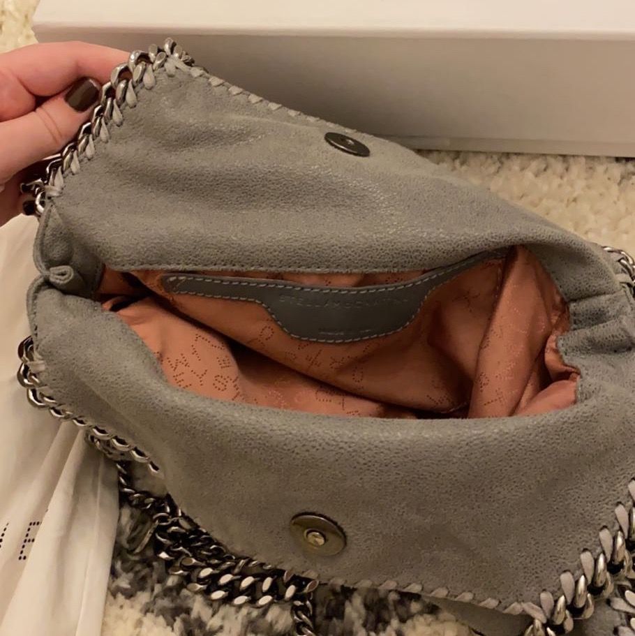 Säljer min superfina stella McCartney väska i ljusgrå. Den är helt utan några skador eller fläckar och är väl skött. Dustbag och box finns. Budet börjar på 3500 och tar ej emot lägre bud. Nypris runt 7000. Köp direkt för 4200 LEDANDE BUD: 3800. Väskor.