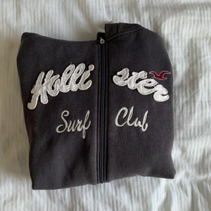 Zip hoodie från Hollister  - En fin grå hoodie från Hollister! Tjock och skön✨Är i storlek XXL i barnstorlek. Passar mig som vanligtsvis har S/M.