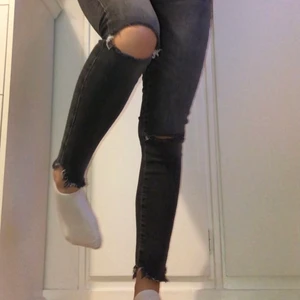 Grå skinny jeans från Bikbok i storlek M  - Grå skinny jeans från Bikbok i storlek M, hål vid knäna och slitningar vid anklarna. Använt fåtal gånger, fint skick. Frakt ingår i priset🌿