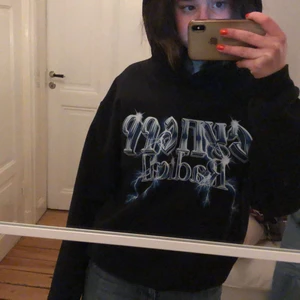 Hoodie - Säljer denna sjukt coola hoodie, bra skick