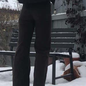 bruna jeans - Fina bruna jeans storlek 24 (motsvarar ungefär XS-S) de är lite ljusare än på bilden. Bra skick! Bud från 250. 😆