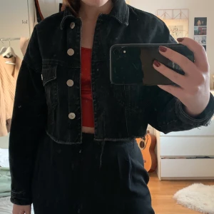 Svart jeansjacka - Svart snygg jeansjacka 🥰