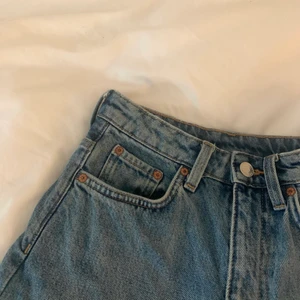 WEEKDAY JEANS - lash - jeans köpta från Weekday, skicket är som nytt ✨ storleken är W25/L28, färg: standard light blue (köpta för 500kr) kan mötas upp i malmö, annars står köparen för frakt!⭐️