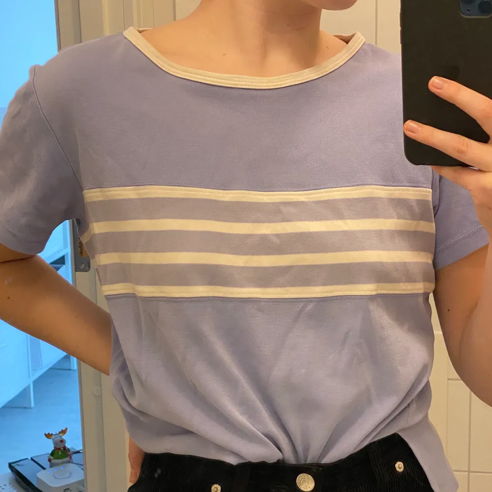 Jättefin T-shirt i en lavender färg, knappt använt och i superbra skick🤍🤍. T-shirts.