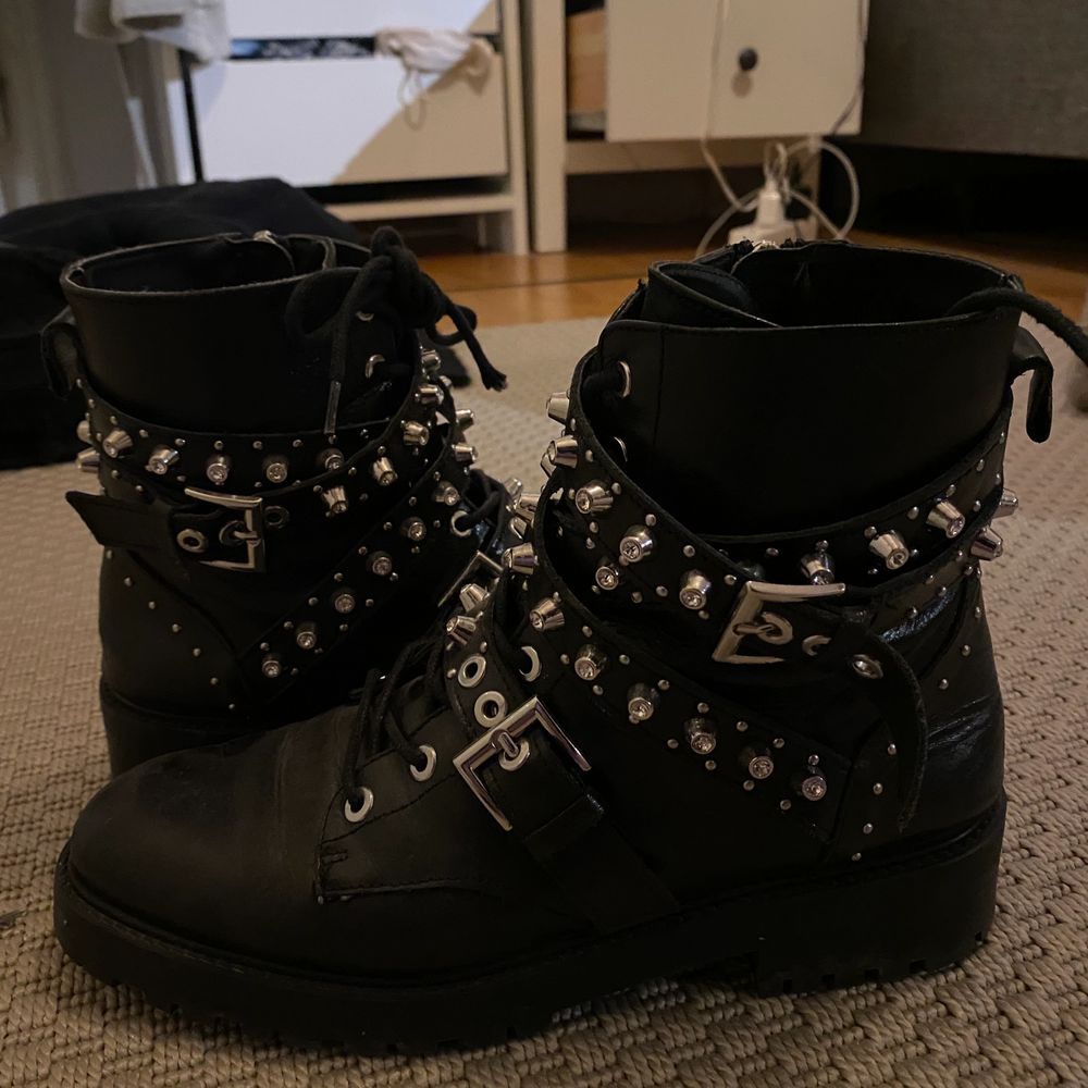 Svarta boots med nitar | Plick Second Hand