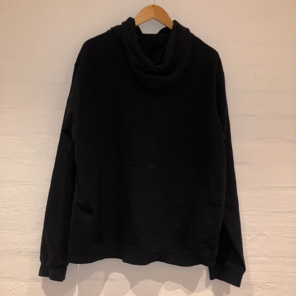 Dags för andra släppet! Vi säljer denna svarta hoodie med ett glittrig tryck på den. De står DHS Cheerleading. Priset är 279kr. Den är i storlek XL och sitter som en L/XL. Personen på bilden är 165cm och brukar ha på sig M. Inga defekter på hoodien. Kontakta oss på Plick eller vår Instagram @wanderetro. Om flera visar intresse blir det budgivning. Köparen står för spårbar frakt på 66kr. 🤍. Huvtröjor & Träningströjor.