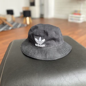 Bucket hat - Svart adidas bucket hat som inte kommer till användning av mig, one size✨
