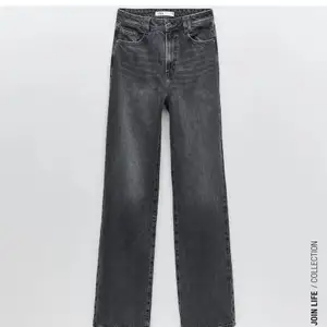 Supersnygga gråa ”Stonewashed” jeans från zara! Tyvärr för stora på mig. Superbra skick!