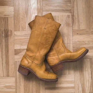 Frye Boots - Snygga boots från Frye! Lite 70-talskänsla, men går självklart att använda dem utöver det. Superbra kvalitet och så så snygga! Köpte dem vintage men upptäckte att de var för små efter att jag hade köpet tyvärr, så säljer dem vidare ✨💕 stövlarna är en US 7, alltså EU 38 men åt det mindre hållet! Har du några frågor är det bara att skriva 🥰