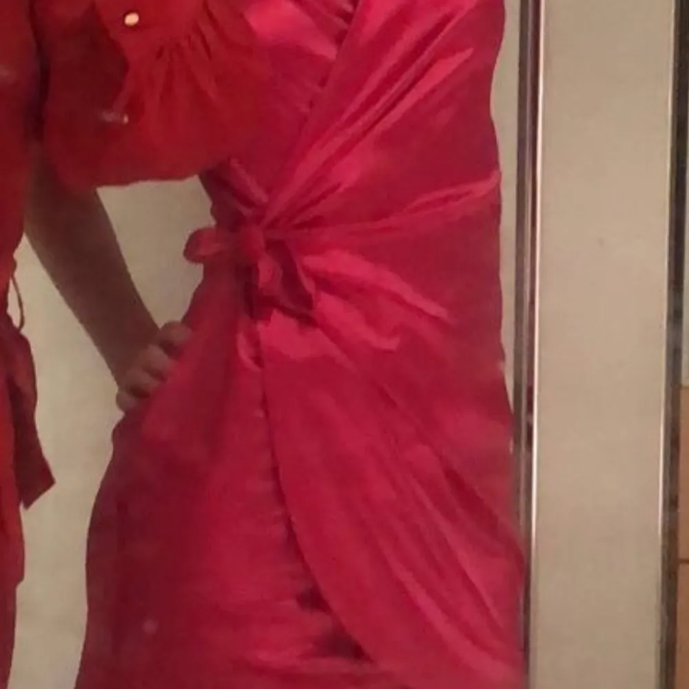 Rosa klänning i satin med knytning vid midjan. . Klänningar.