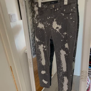 Jeans - Coola jeans ifrån zara i storlek 42 men skulle påstå att de kan passa 40 också! Knappt använda och säljs pga kommer inte till användning😇