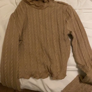 Beige stickad tröja  - Beige stickad tröja från SHEIN  köpt kör 90kr aldrig använd storlek S men passar både XS och S säljer för 50kr på bild två ser ni färgen  