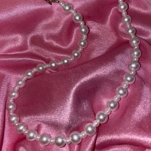 Pärlhalsband  - Vi är ett uf-företag från helsingborg som nu kan meddela att dessa fina pärlhalsband går att förbeställa. Skicka till oss här på Plick eller på vår instagram @pearaauf vilket halsband du skulle vilja beställa så fixar vi så snabbt vi kan! Håll även utkik för kommande smycken! 