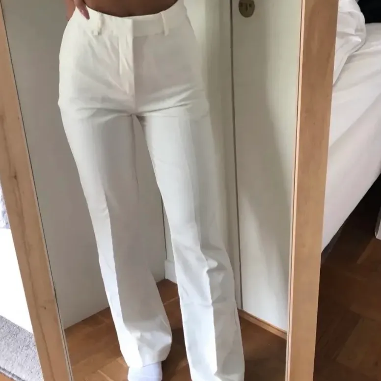 Vita kostymbyxor i storlek 36 från bikbok💞. Jeans & Byxor.